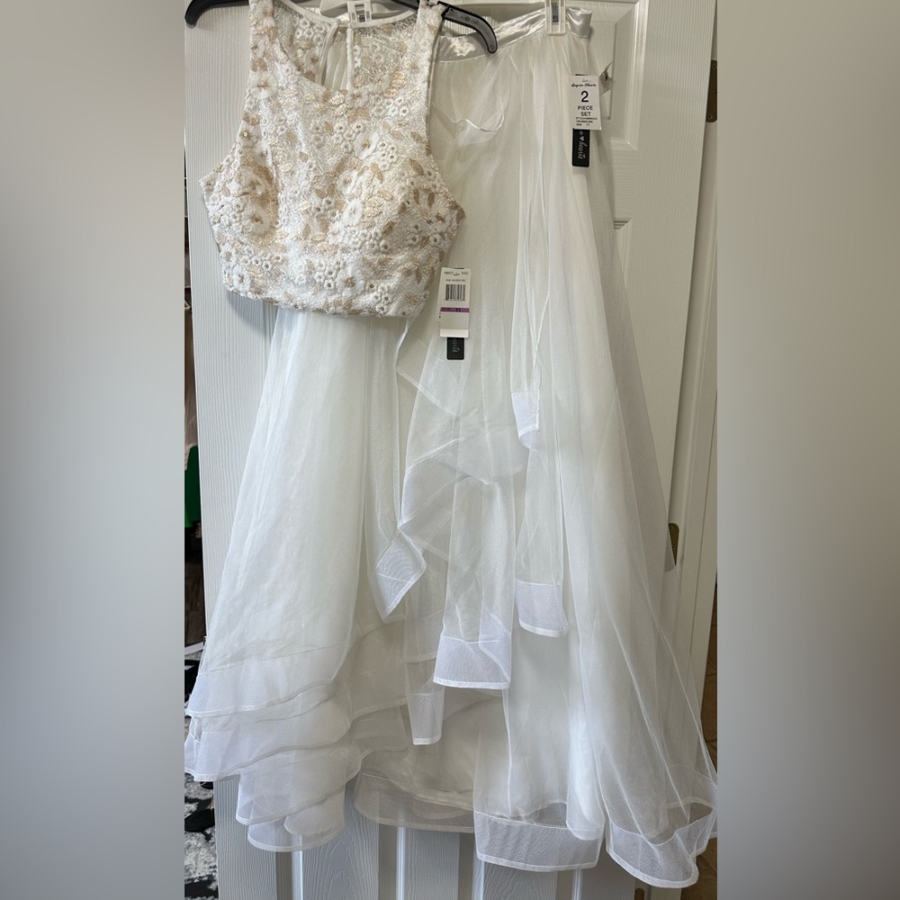 BRAND NEW Sequin Hearts 2 piece set. Size 11. Off-white color.